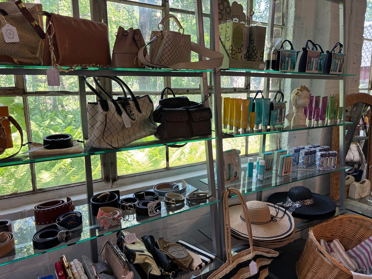 A new luxe resale shop in&nbsp;Lakeside